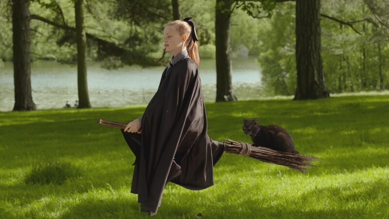Die Musterschülerin Esther Edel (Jenny Richardson) beherrscht den Besenflug mit Katze in Perfektion. – Bild: ZDF/​BBC/​ZDF Enterprises