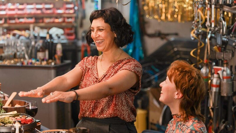 Klara Meindl (Mira Mazumdar) und Sinhead (Ruby Ann Rawson) – Bild: ORF/​Beta Film/​RTL/​Luis Zeno Kuhn