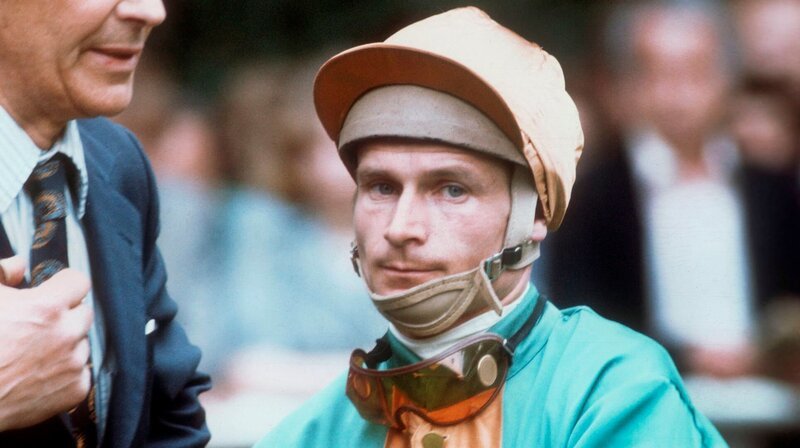 Der erfolgreiche Kölner Jockey Harro Remmert hatte einen folgenschweren Reitunfall. – Bild: WDR/​imago