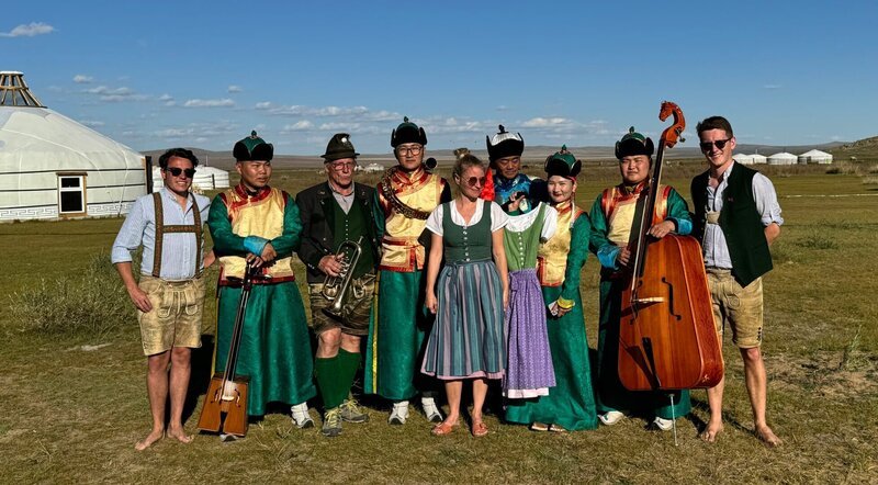 Mongolische und Ausseer Protagonisten vor ihrem Konzert am Rande der Wüste Gobi. – Bild: ServusTV /​ Markus Raich