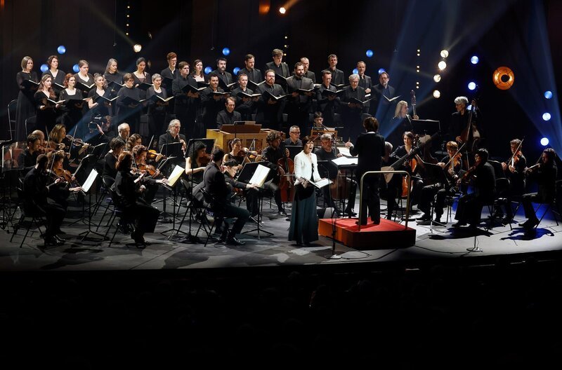 Beim Osterfestival in Aix-en-Provence 2024 dirigiert Laurence Equilbey das barocke Meisterwerk „Messiah“ („Der Messias“) von Georg Friedrich Händel mit dem Insula Orchestra und dem Chor Accentus. – Bild: Caroline Doutre