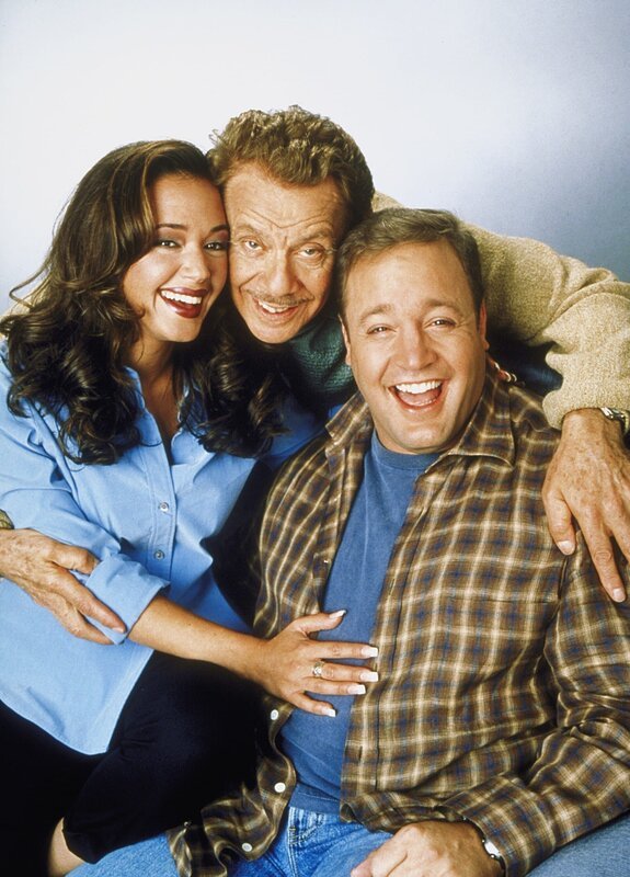 L-R: Carrie Heffernan (Leah Remini), Arthur Spooner (Jerry Stiller), Doug Heffernan (Kevin James) – Bild: 2004, 2005 Columbia TriStar Television, Inc. and CBS Broadcasting Inc. All Rights Reserved.