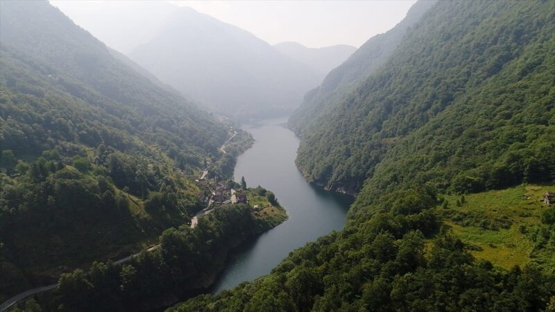 Bei Vogorno ist die Verzasca auf einer Länge von sieben Kilometern aufgestaut. – Bild: ORF/​ZDF Enterprises