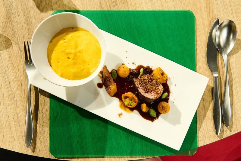 Tagesmotto „10 Zutaten“: Rehrücken an süßsaurem Kürbis-Paprika-Gemüse mit Ofenkürbis, Kürbis-Espuma, frittiertem Ingwer und Sojasauce von Anneke Bohlen – Bild: Gunnar Nicolaus