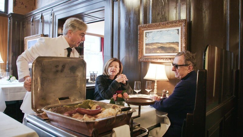 Elio Frapolli serviert jeden Mittag Speisen vom Wagen: Bollito Misto ist seit 80 Jahren im Angebot. – Bild: SRF