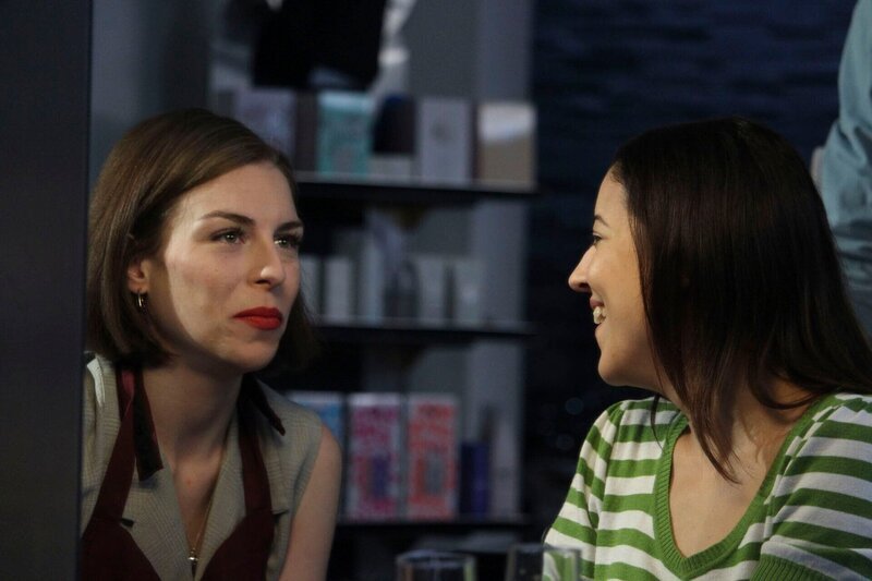 Lorna (Kate Elizabeth Laxton) und Rena (Layla Estasy). – Bild: beyondrights /​ Crime + Investigation /​ Beyond Productions