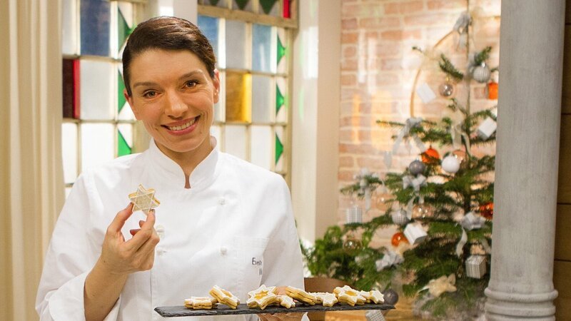 Eveline Wild: „Glitzernde Schneesterne“. – Bild: ORF/​Interspot Film