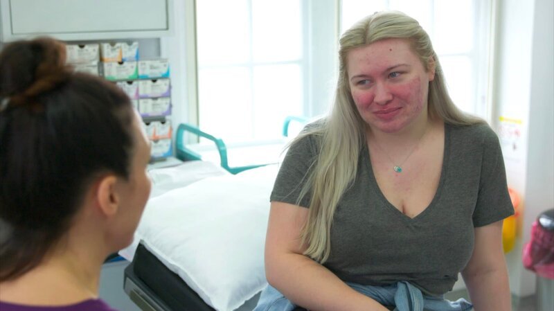 Abi after being on treatment for one month, with Dr Emma. – Bild: Quest Red /​ Full Fat TV