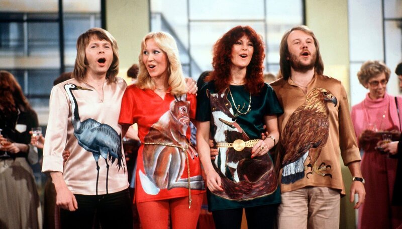Sie waren freizügig, wild und bunt – die 70er Jahre. Und dieses besondere Lebensgefühl spiegelt sich auch in den großen Musik-Hits von damals wider, die uns über die Jahrzehnte bis heute begleitet haben. Evergreens von ABBAs „Dancing Queen“ über „Ma Baker“ von Boney M. und den Udo Lindenberg-Klassiker „Andrea Doria“ bis hin zu bekannten Schlagern à la „Immer wieder sonntags“ von Cindy und Bert oder liedgewordene Provokationen wie „Bobby Brown“ vom „Enfant terrible“ der 70er Jahre, Frank Zappa – hier sind alle Hits vertreten. – Die schwedische Popgruppe ABBA, v.l.n.r. Björn Ulvaeus, Agnetha Fältskog, Anni-Frid Lyngstad und Benny Andersson bei einem Auftritt in der Fernsehshow „Am laufenden Band“ (Februar 1978) – Bild: WDR/​dpa