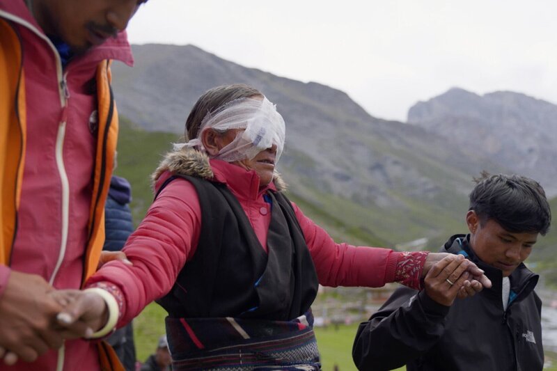 NZZ Format Der Blindenheiler – Augenlicht für die Armen Eine Frau, die am grauen Star operiert wurde. – Bild: SRF/​NZZ Format