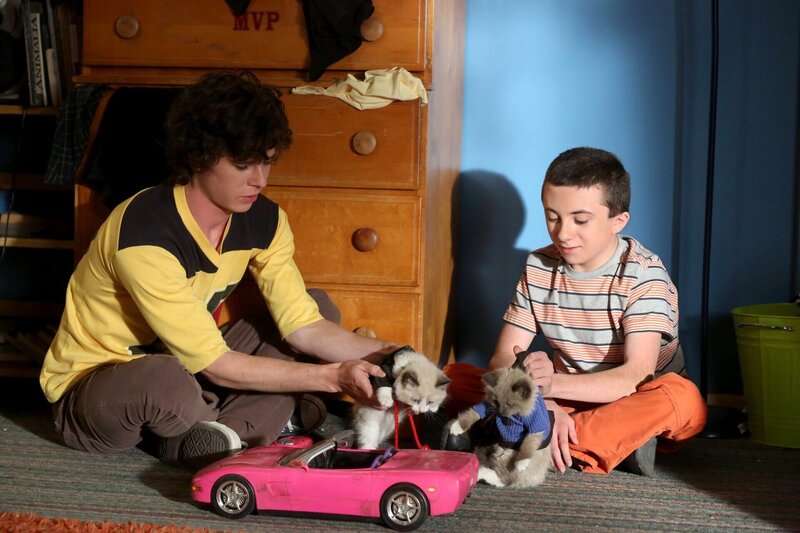 Axl (Charlie McDermott, l.); Brick (Atticus Shaffer, r.) – Bild: HBOH