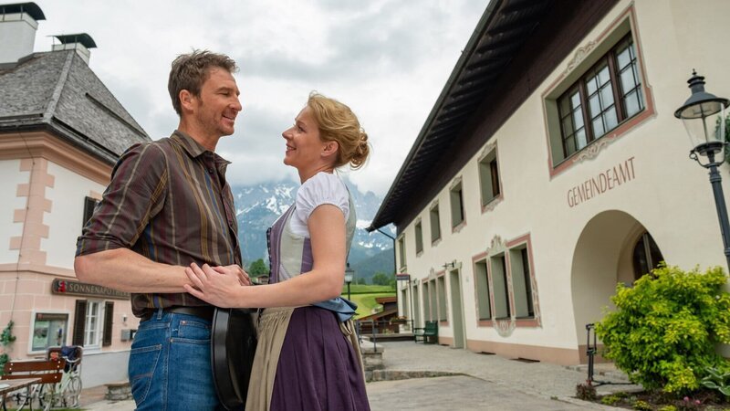 Der Bergdoktor Staffel 13 Folge 2 Glückliches Paar: Heiko Ruprecht als Hans Gruber, Natalie O’Hara als Susanne Dreiseitl – Bild: SRF/​ZDF/​Andrea Leichtfried