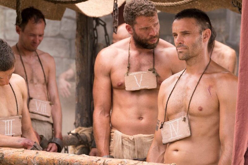 Crixus (Adam Basil, 2.v.l.) und Spartacus (Joseph Millson) – Bild: Foto: RTL/​October Films