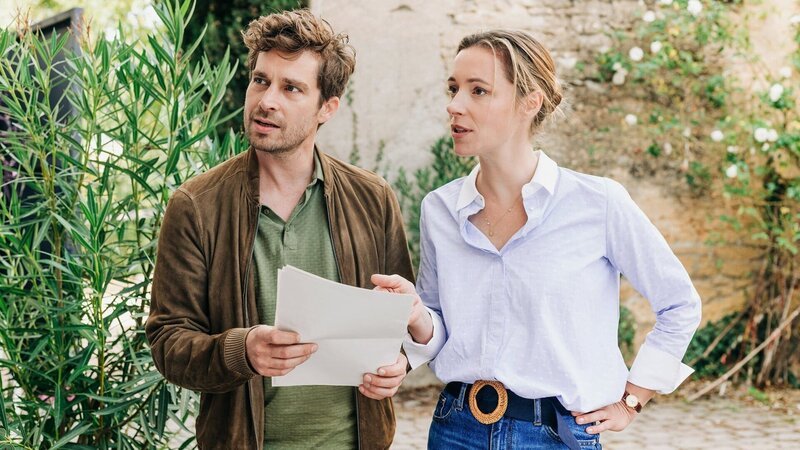 Ein Tisch in der Provence – Unverhoffte Töchter Dr. Vèro Gilbert und ihr Kollege Dr. Hugo Simon sind sich bei der Diagnose selten einig: Nico Rogner als Dr. Hugo Simon, Friederike Linke als Dr. Véro Gilbert – Bild: SRF/​ZDF/​Clément Puig