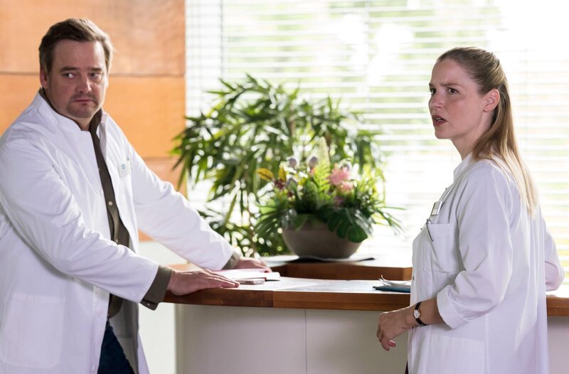 Julia Berger (Mirka Pigulla, r.) und Marc Lindner (Christian Beermann, l.) trauen ihren Augen kaum. – Bild: ARD/​Jens-Ulrich Koch