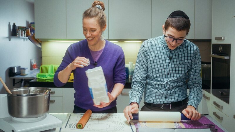 Fromme Törtchen – Zwischen Teig & Tradition Staffel 2 Koscher backen zum Laubhüttenfest mit Moishi Frenkel Moderatorin Nicole Freudiger erfährt beim Guetsli-Backen mit Moischi Frenkel, wie eine schweizerisch-jüdische Familie das Laubhüttenfest feiert. – Bild: SRF