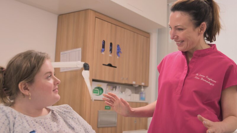 Low Angle medium shot of Dr Emma smiling at Olivia in the consultation room – Bild: Warner Bros. Discovery, Inc. or its subsidiaries and affiliates