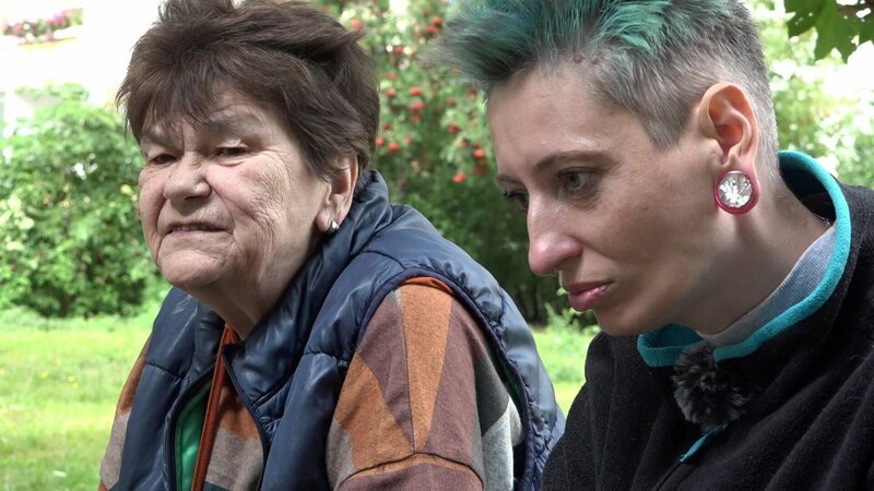 Nadine ist enttäuscht von Regina, weil die einige unschöne Dinge im Internet preisgegeben haben soll. Bei der Aussprache wird es sehr emotional. Außerdem geht es darum, wie Protagonisten immer wieder mit Hass im Netz klarkommen müssen. – Bild: RTLZWEI