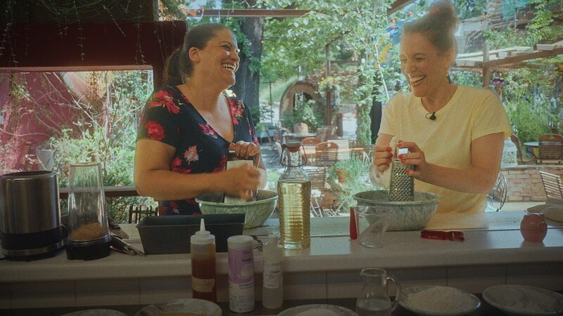 Fromme Törtchen – Zwischen Teig & Tradition Staffel 2 Backen karibisch-vegan mit Aris Guzman Moderatorin Nicole Freudiger (r.) backt mit der veganen Köchin Aris Guzman. – Bild: SRF
