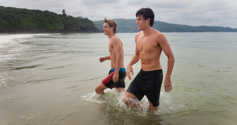 Lil und Roz verbringen ihre Tage vor allem mit ihren Söhnen Ian (Xavier Samuel,l.) und Tom (James Frecheville), die ebenfalls beste Freunde sind am Strand. – Bild: port.hu Lil und Roz verbringen ihre Tage vor allem mit ihren Söhnen Ian (Xavier Samuel,l.) und Tom (James Frecheville), die ebenfalls beste Freunde sind am Strand. – Bild: port.hu