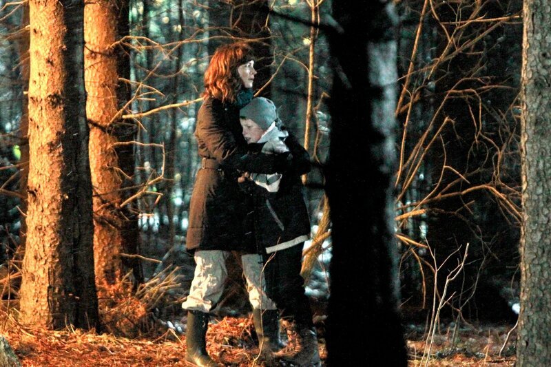 Irene (Angela Kovacs) tröstet ein geschocktes Kind. – Bild: ARD Degeto/​Illusion Film/​A. Aristarhova