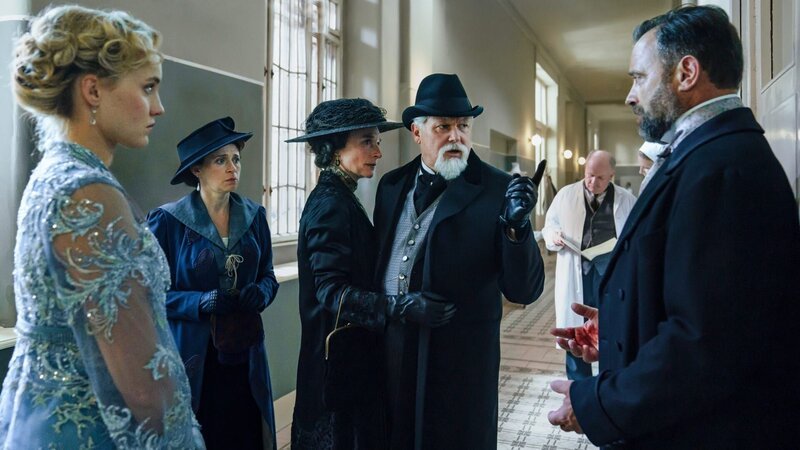 Vorne, v.li.: Clara Weiss (Luise von Finckh), Leah Liebermann (Charlene McKenna), Rachel Liebermann (Amelia Bullmore), Mendel Liebermann (Conleth Hill), Oskar Rheinhardt (Juergen Maurer) – Bild: MR Film /​ ORF /​ Petro Domenigg