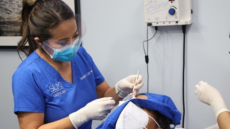 Dr. Sandra Lee begins to stitch Djuka L. eyebrow post surgery. – Bild: SHANE MARASHI /​ TLC