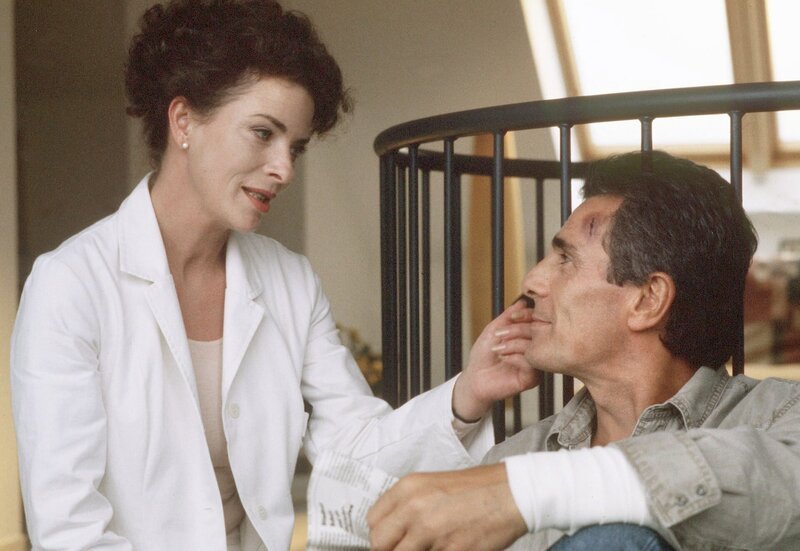 Dr. Katrin Klein (Gudrun Landgrebe) am Krankenbett von Joel Cutter (Gojko Mitic). – Bild: MDR/​WDR/​Guenter Steffen