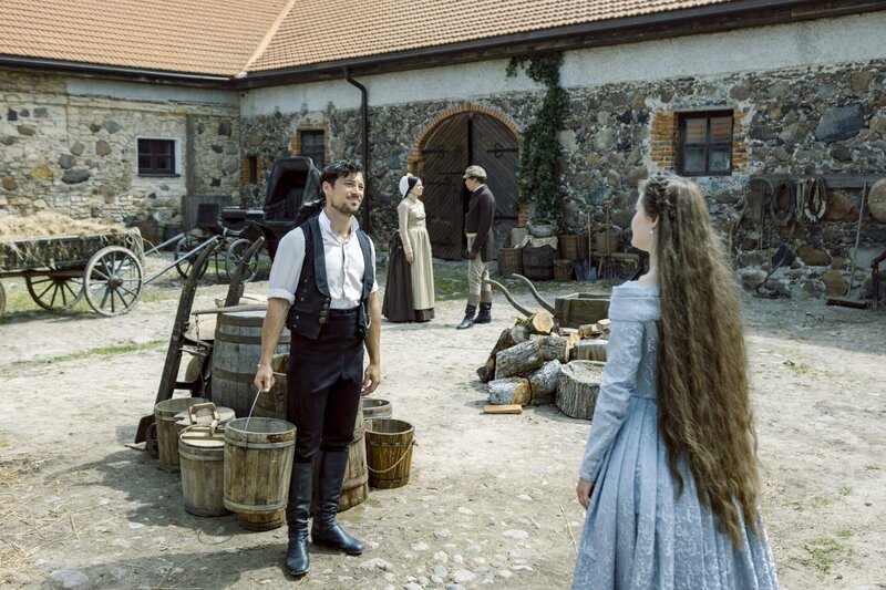 Herzogin Ludovika und Georg Basselet von La Rosée (Klaus Steinbacher, l.) haben das geplante Pferderennen um Schloss Possenhofen abgesagt. Sisi (Dominique Devenport, r.) stellt ihren Konkurrenten zur Rede. – Bild: ORF/​Beta Film/​RTL/​Story House Pictures/​Armands Virbulis
