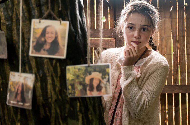 Trixi (Emilia Kowalski) hat sich in einer Hütte im Wald versteckt. – Bild: ARD/​Jens-Ulrich Koch