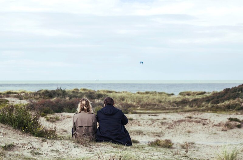 Thomas (Thomas Jouannet) und Sophie (Alexia Barlier) geben die Suche nach ihrem vermissten Sohn nicht auf – Foto aus Folge 6 „Teures Schweigen“ – Bild: ARD Degeto/​ndF international Productions/​Les Gens/​Gardner & Domm/​France TV/​Sofie Gheysens