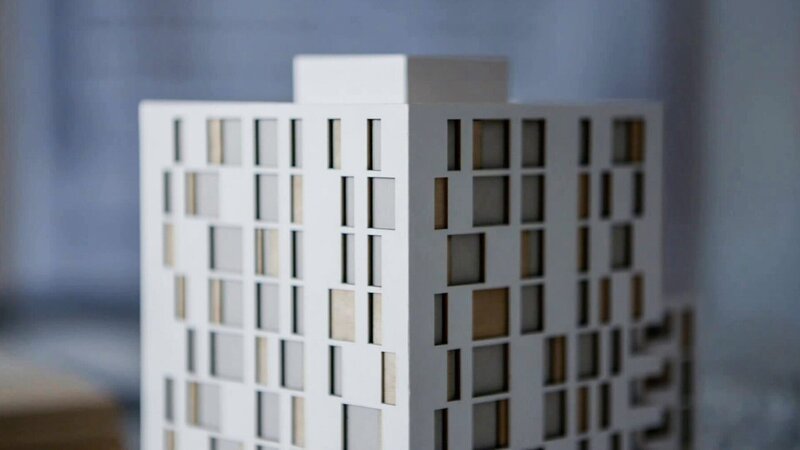 Das Haus von morgen Wie Bauen revolutioniert wird Häuser aus Holz, Lehm oder sogar aus Abfall – könnte das die Zukunft sein? – Bild: SRF/​ZDF
