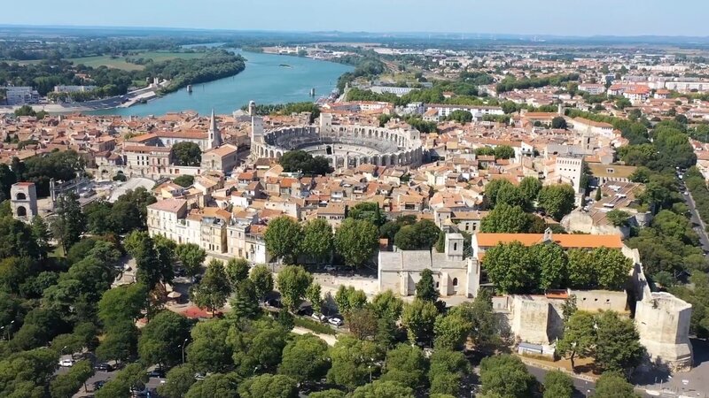 Am Ostufer der Rhone liegt Arles mit seinem römischen Amphitheater. – Bild: 3sat