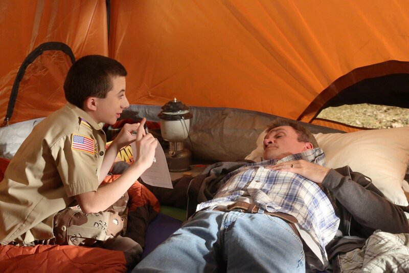 „The Middle“, „Der neue Job.“ Nachdem Frankie ihren Abschluss als Zahnarzthelferin gemacht hat, begibt sie sich auf Jobsuche. Bei den Bewerbungsgesprächen stellt sich heraus, dass Frankie Probleme hat ihre positiven Eigenschaften zu nennen. Axl und seine Band haben ihren ersten bezahlten Auftritt. Alles wäre toll, wenn sich nicht Sue andauernd in einmischen würde. Und Brick ist den Pfadfindern beigetreten. Im Bild (v.li.): Atticus Shaffer (Brick Heck), Neil Flynn (Mike Heck). – Bild: HBOH