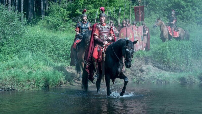 Julius Caesar (Jack Ellis, l.) und Mark Antony (Nathan Dean Williams) – Bild: RTL/​ © October Films