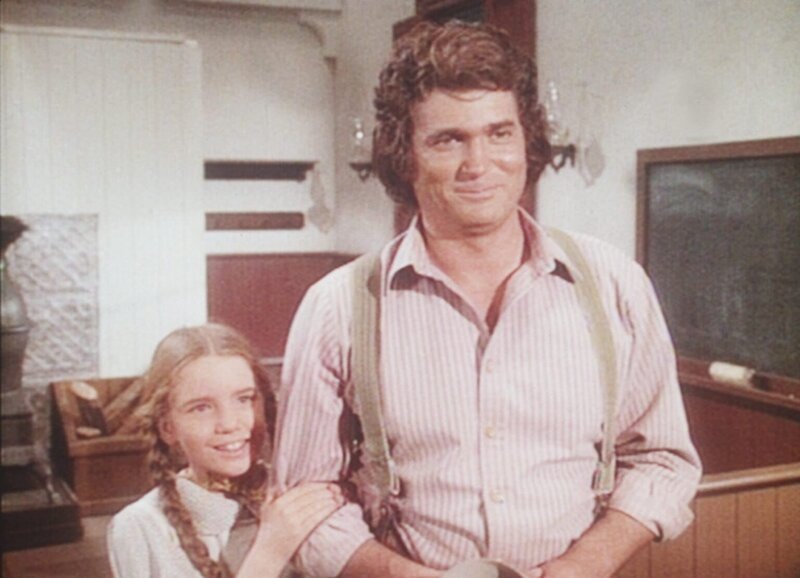 Nur mit Hilfe ihres Vaters gelingt es Laura (Melissa Gilbert, l.), für ihr Recht zu kämpfen. Im Kampf gegen den tyrannischen Lehrer zeigt sich Charles (Michael Landon, r.) unerschrocken und stolz. – Bild: Worldvision Lizenzbild frei