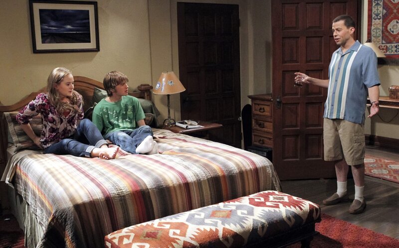 Durch seine tiefe Persönlichkeitskrise, die darin gipfelt, dass er sich für Charlie hält, fühlen sich Jake (Angus T. Jones, M.) und Megan (Macey Cruthird, l.) von Alan (Jon Cryer, r.) gestört … – Bild: Warner Brothers Entertainment Inc. Lizenzbild frei