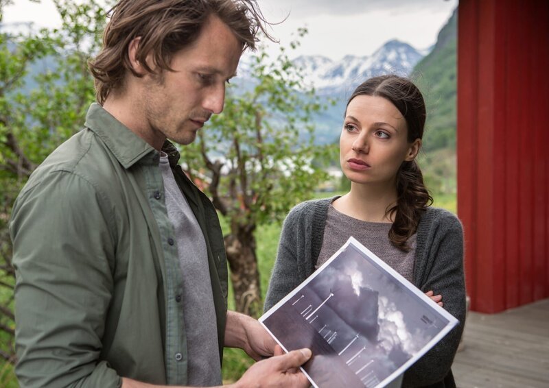 Malin (Julia Hartmann) zeigt Isak (David Rott), was für ein Projekt sein Bruder plante. – Bild: ARD Degeto/​BR/​Olaf Raymond Benold