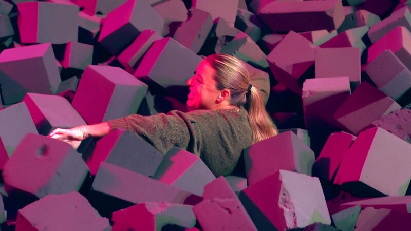 Ferienzeit bei Familie Weiß – und dafür gehts von Zypern in die alte Heimat nach Berlin. Opa Mucki kommt zu Besuch und ein Ausflug auf die Kirmes könnte mit einem Desaster enden. – Bild: RTLZWEI