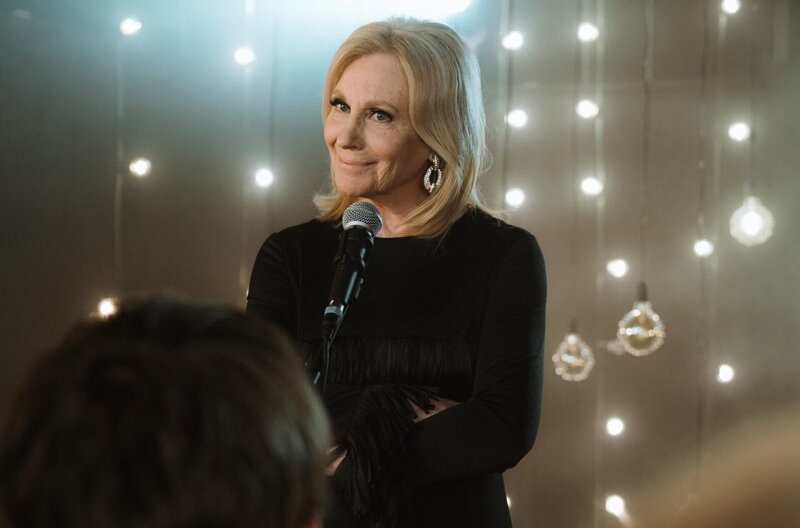 Lacher zum Zerbeißen – Maren Kroymann in der siebten Episode der Sketch-Comedy „Kroymann“ von Radio Bremen, SWR und NDR. – Bild: SWR/​Radio Bremen/​Niels-Jonas Sim