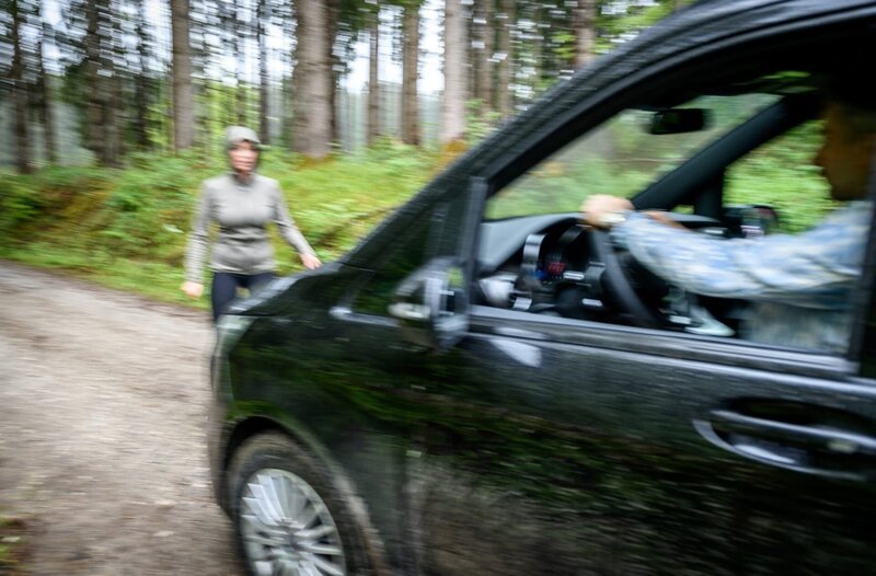 Lale (Yeliz Simsek, l.) läuft Miro (Pablo Sprungala, r.) aus Versehen vors Auto und vor Schreck hält er sie für Greta. – Bild: ORF/​ARD/​Christof Arnold