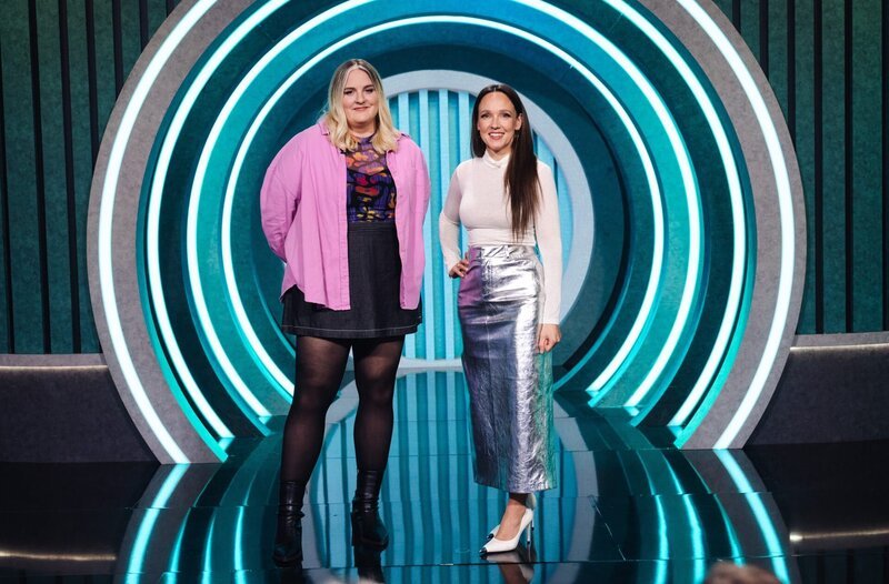 Zu Gast bei Moderatorin Carolin Kebekus (r): Giulia Becker (deutsche Podcasterin, Fernsehmoderatorin und Musikerin) – Bild: WDR/​Ben Knabe