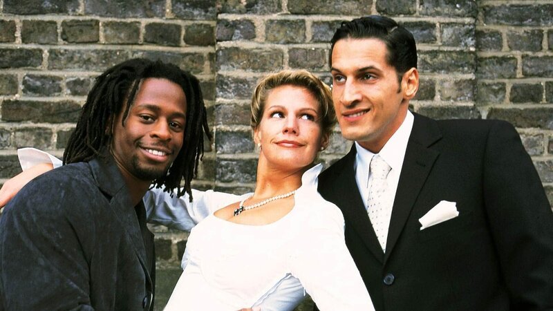 v.li. Wolf (Mola Adebisi), Angela (Sophie Schütt) und ihr zukünftiger Ehemann Stefan (Mirco Nontschew) – Bild: TVNOW /​ Harald Köster