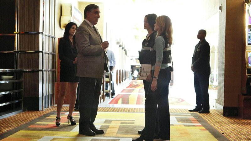 Catherine (Marg Helgenberger, re.) und Sara (Jorja Fox, 2.v.re.) befragen den „Day Club“-Besitzer Earnest Boozell (Elliot Gould) zu dem Hai-Angriff im Pool seines Clubs. – Bild: MG RTL D /​ CBS