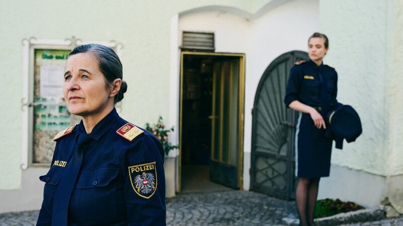  (v.li.): Maria Hofstätter (Grete Öller), Miriam Fussenegger (Lisa Nemeth). – Bild: ORF/​Lotus Film/​Felix Vratny