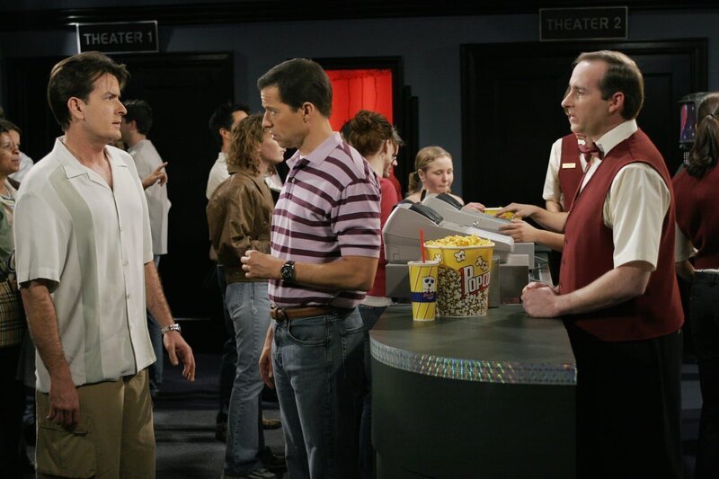Alan (Jon Cryer, M.) zeigt bemerkenswerten Einfallsreichtum, wenn es darum geht, sich vor dem Bezahlen zu drücken. Charlie (Charlie Sheen, l.) ist es jedoch langsam leid, ständig für seinen Bruder mitzahlen zu müssen und will ihm die Schnorrerei vergelten … – Bild: Warner Brothers Entertainment Inc. Lizenzbild frei