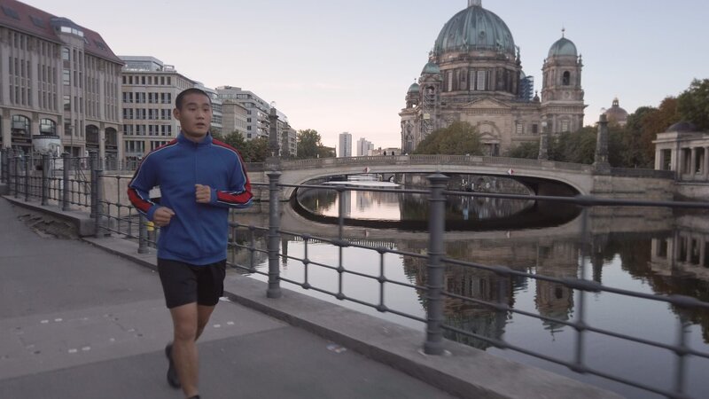 Der Kung Fu-Meister Lie Chenyuan muss während des erst Lockdowns im März 2020 seine Sportschule in Berlin schließen. Um sich fit zu halten, joggt er durch die menschenleere Stadt. – Bild: Sofia Fenn / ZDF Der Kung Fu-Meister Lie Chenyuan muss während des erst Lockdowns im März 2020 seine Sportschule in Berlin schließen. Um sich fit zu halten, joggt er durch die menschenleere Stadt. – Bild: Sofia Fenn / ZDF