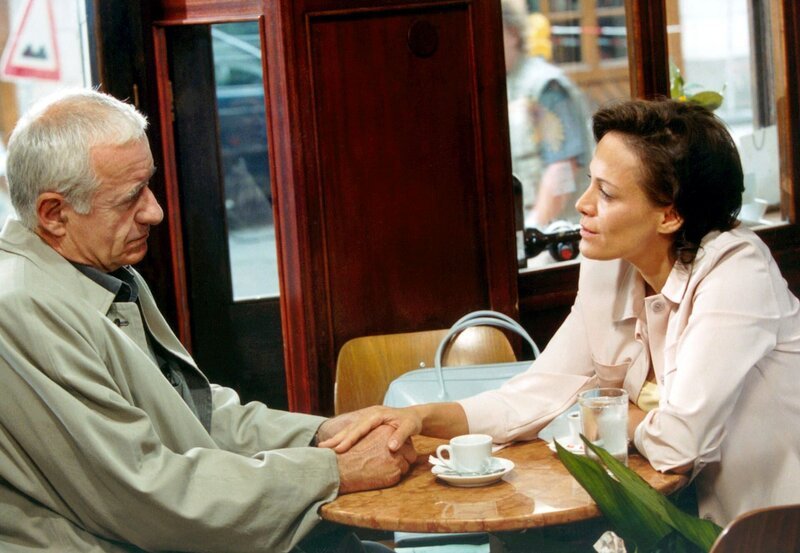 ARD UTTA DANELLA – DER SCHWARZE SPIEGEL, Deutschland 2000, Regie Rainer Boldt, am Freitag (25.05.12) um 23:30 Uhr im Ersten. Cora Talheim (Sonja Kirchberger) gesteht dem Münchner Möbelfabrikant Karl Ravinski (Peter Bongartz), dass sie nur engagiert wurde, um ihn zu einem faulen Geschäft zu überreden. – Bild: ARD Degeto