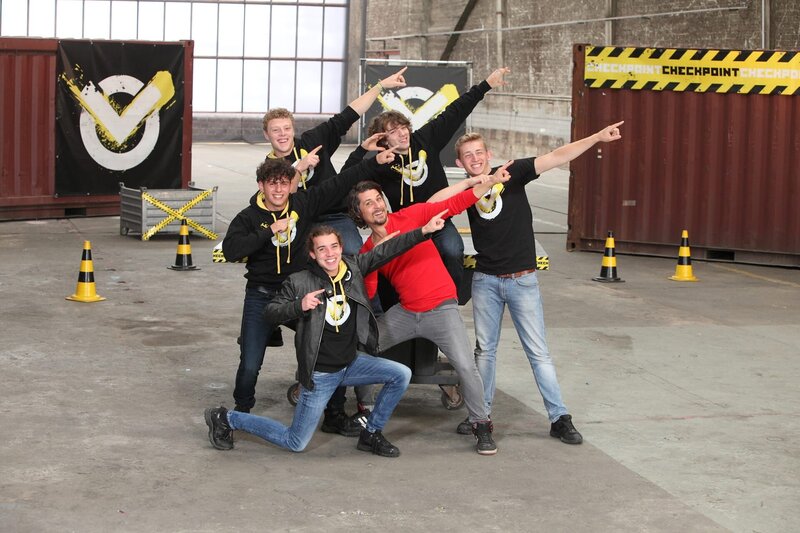 Das Team der Jungs gemeinsam mit dem Moderator Tommy Scheel. Vorne kniend Leopold. Mitte v. l. n. r.: Cem, Tommy Scheel und David. Hinten v. l. n. r.: Kenneth und Felix. – Bild: ZDF/​Frank W. Hempel