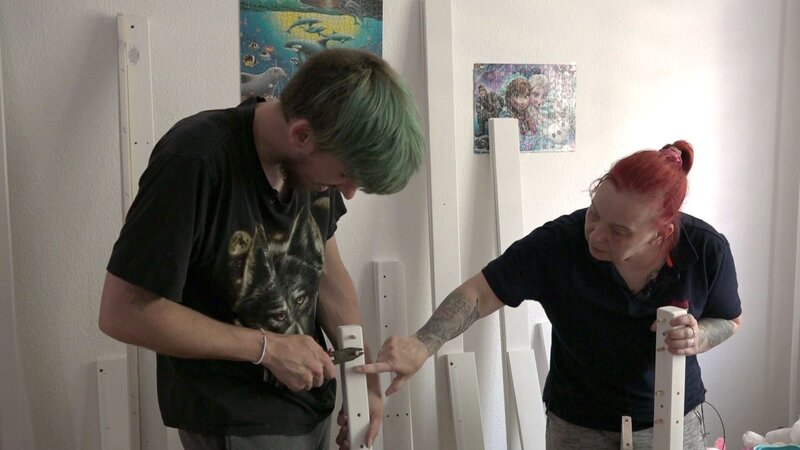 Maik will für Michaelas Tochter Layla ein Hochbett aufbauen. Allerdings gestaltet sich das Projekt schwieriger als vermutet. – Bild: RTLZWEI